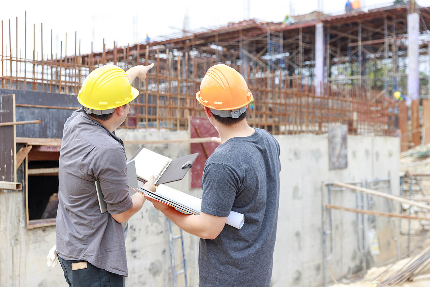 Building a specialized database of construction projects with accurate information